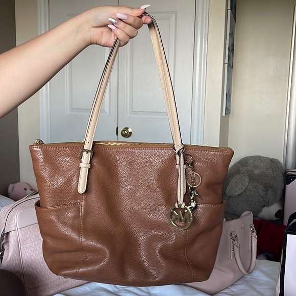 Micheal kors purse - Picture 1 of 3